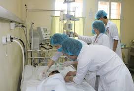 Bé 3 tuổi nguy kịch tính mạng vì gia đình tự đắp lá thuốc nam